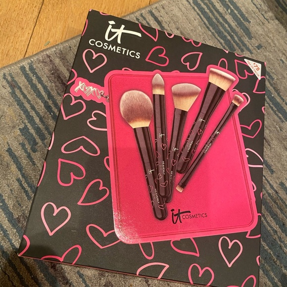 it cosmetics Other - IT Cosmetics Brush Set